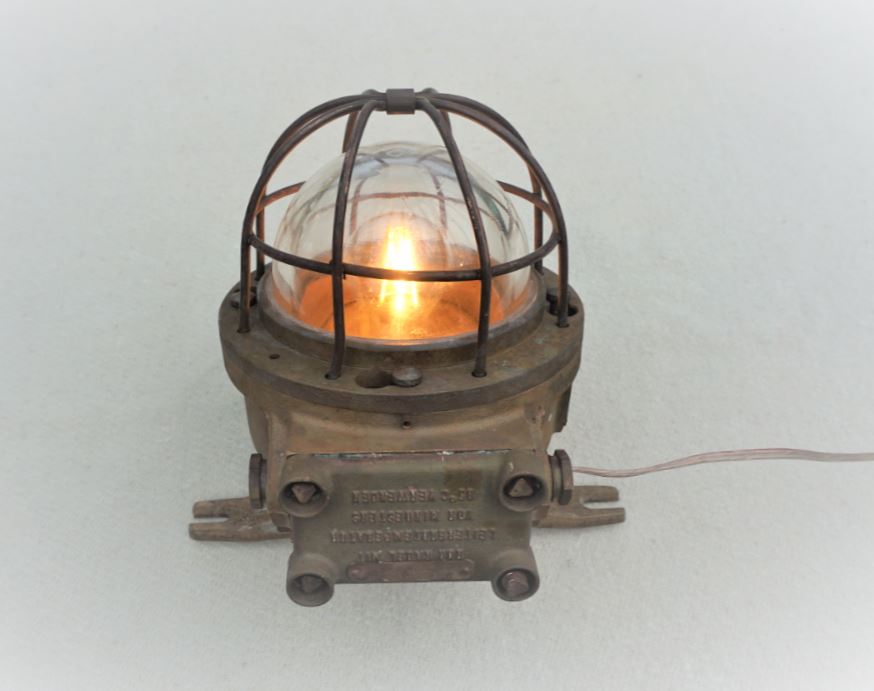 2df 1030-1 Engine room or Passengers light. Vintage, bulkhead, skotlampe, industrilampe lamper-Industri lamper-spisebordslampe-loftlampe