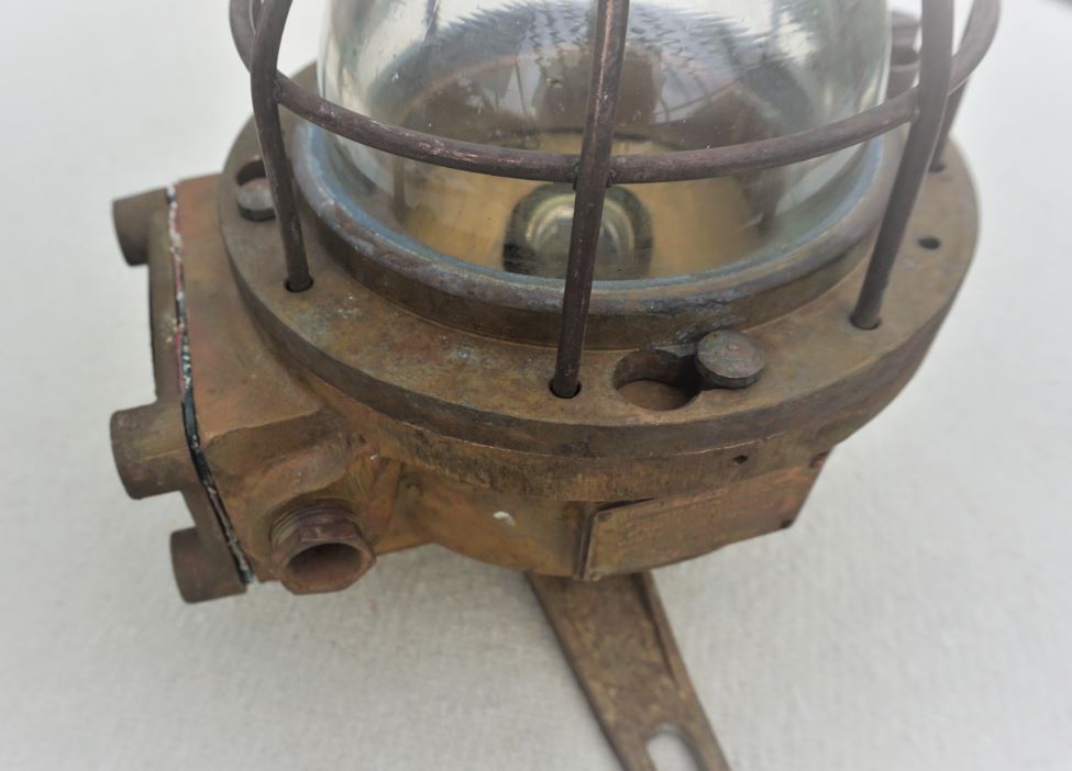 2df 1030-4 Engine room or Passengers light. Vintage, bulkhead, skotlampe, industrilampe lamper-Industri lamper-spisebordslampe-loftlampe