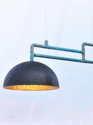 Dejlig spisebords lampe eller industrilampe fremstillet af kobberrør og messing fittings med to glasfiber pendler til rustik belysning af plankebord og andet.